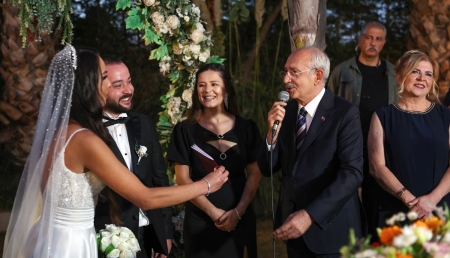 İzmir’de nikah şahitliği yaptı￼