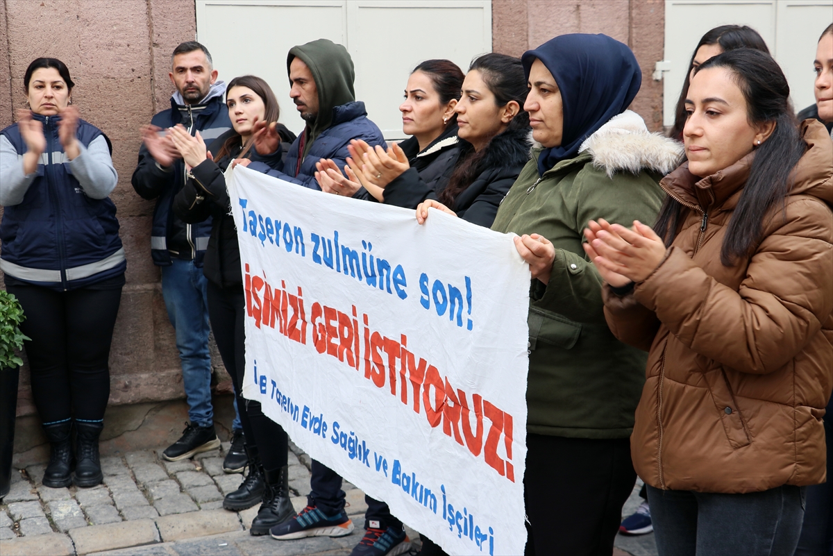 İşten çıkarılan işçiler İzmir Büyükşehir Belediyesi önünde yeniden eylemde