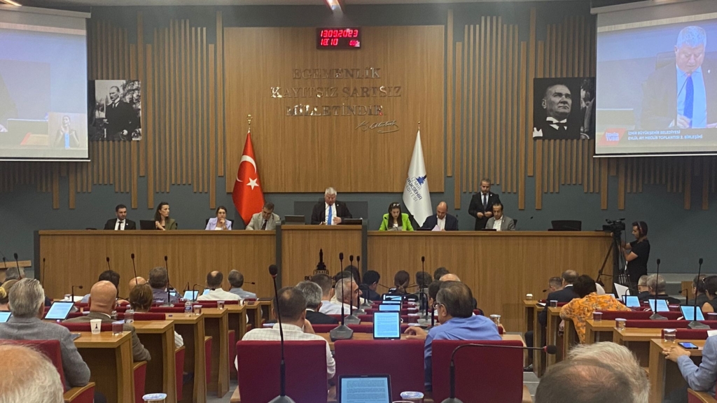 İzmir Büyükşehir Belediyesi’nin Eylül ayı meclisinde gündem yine CHP İzmir İl Başkanı Şenol Aslanoğlu oldu.