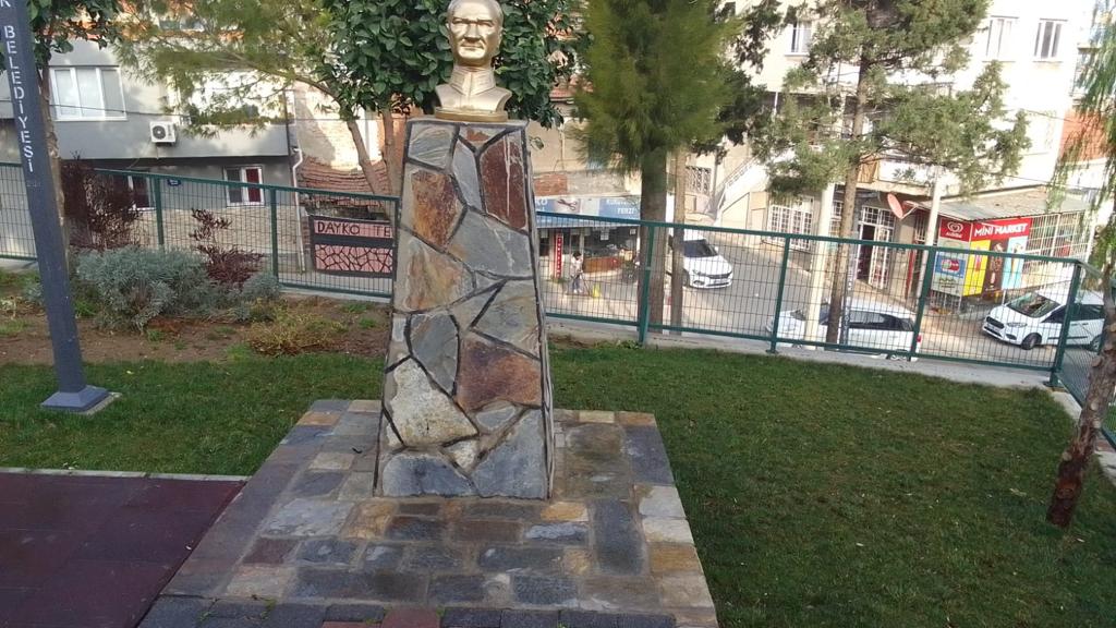 Başkan Batur Konak'ta Atatürk büstüne yapılan çirkin saldırıyı kınadı