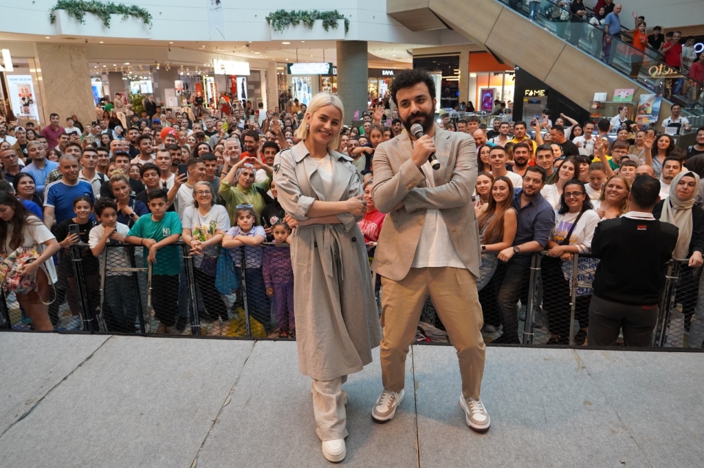 'Çok Aşk' filmi İzmir'e özel gösterimle vizyona girdi