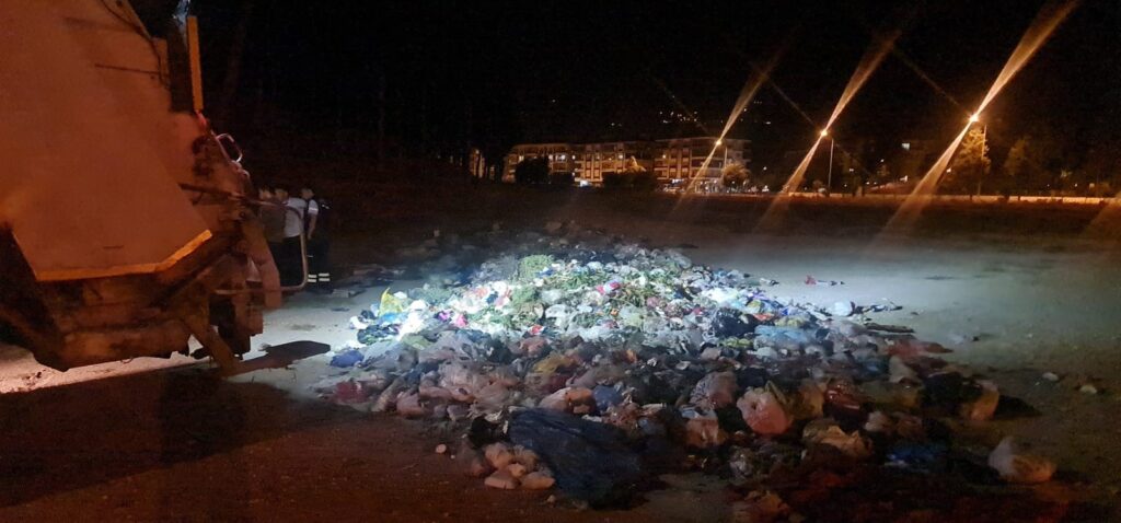 Tire'de 10 ton çöp döküldü...