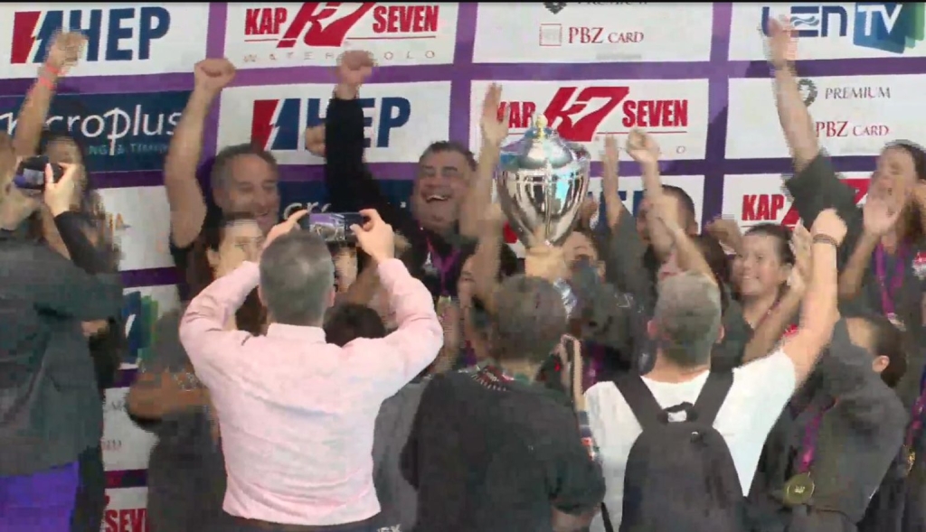 İzBB Kadın Sutopu Takımı Türkiye tarihindeki ilk Avrupa Kupası'nı kazandı! 