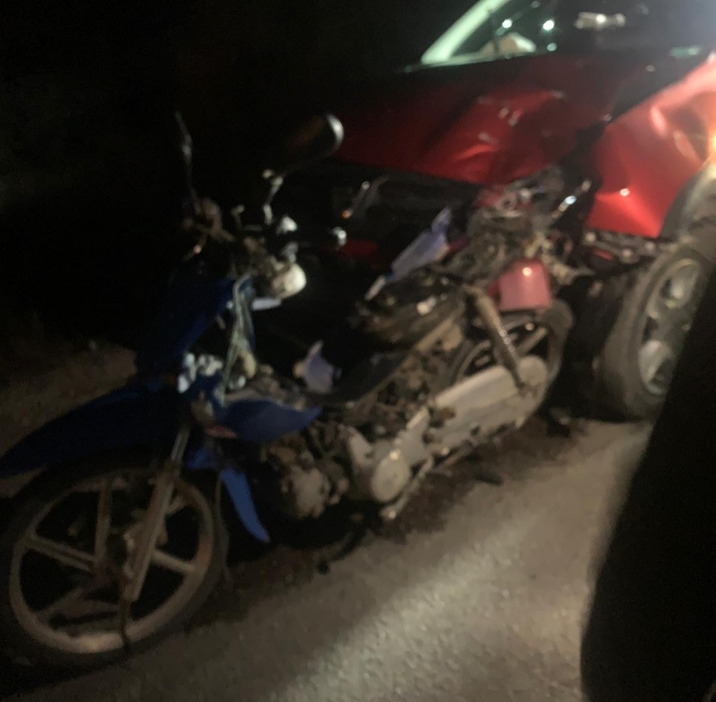 Menderes'te muhtarın kullandığı otomobil motosiklete çarptı!
