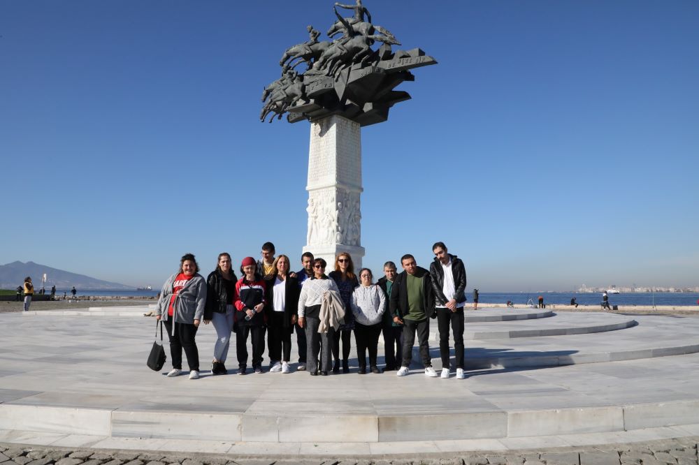 'Özel Bir Gün' etkinliğinde İzmir'i gezdiler