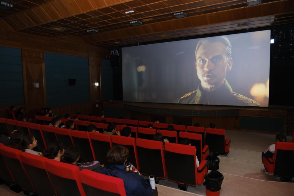 Tire'de 500 öğrenci Atatürk filmini izledi