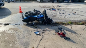 Foça'da motosiklet sürücüsü kamyona çarptı!