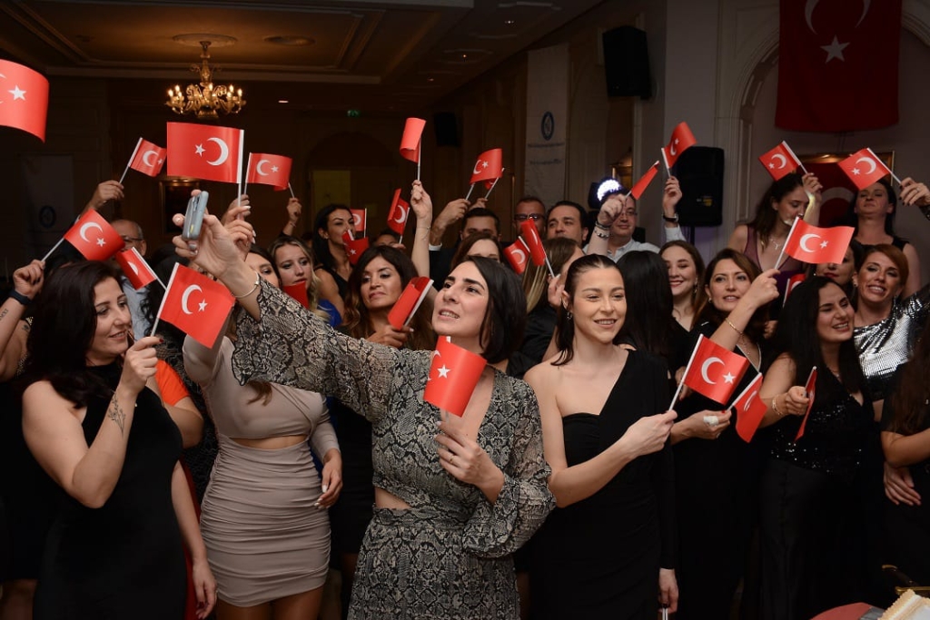 İTÜ GVO İzmir Öğretmenler Günü'nü geleneksel balo ile kutladı