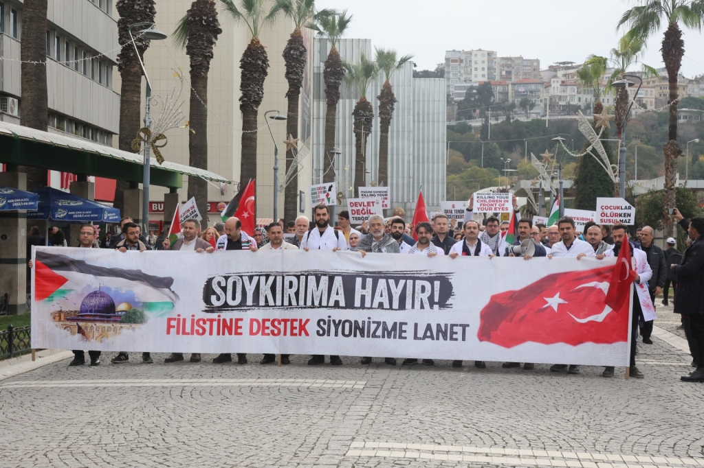 İzmir'de sağlık çalışanları Gazze için sessiz yürüyüş