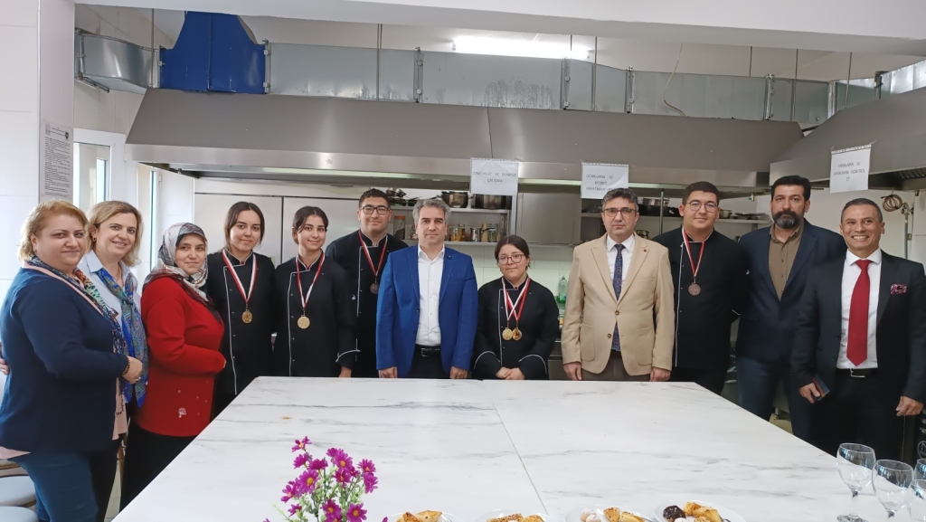 Tire Kaymakamı Karagül'den ödüllü öğrencilere ziyaret