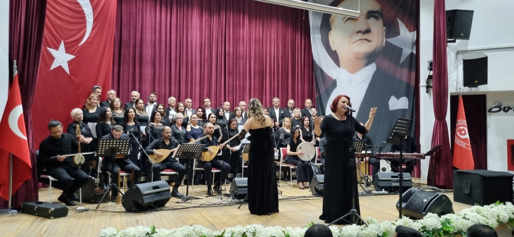 Bornova Belediyesi Sivil Toplum Kuruluşları Türk Halk Müziği Korosu düzenlenen Kış Konseri ile sanatseverlerle buluştu. Altındağ Atatürk Kültür Merkezi Sivil Toplum Kuruluşları Yerleşkesi’nde gerçekleşen gece Bornovalılardan yoğun ilgi gördü.