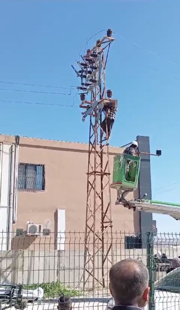 Elektrik direğine tırmandı, akıma kapıldı!