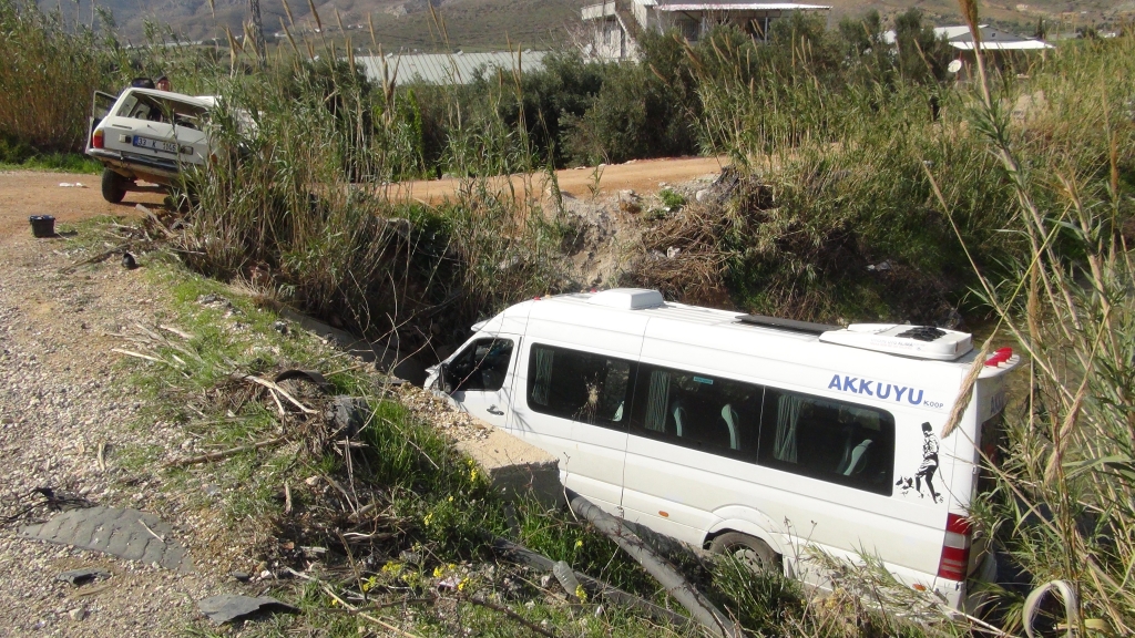 Otomobil ile yolcu minibüsü çarpıştı: 1 kişi öldü 13 kişi yaralandı!