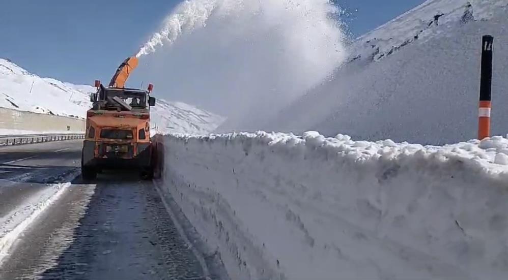 yogun kar yagisi nedeniyle yollar kapandi aw139089 05