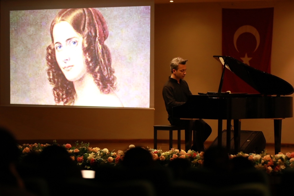 Türkiye'nin önde gelen piyanisti İzmir'de takdir topladı!