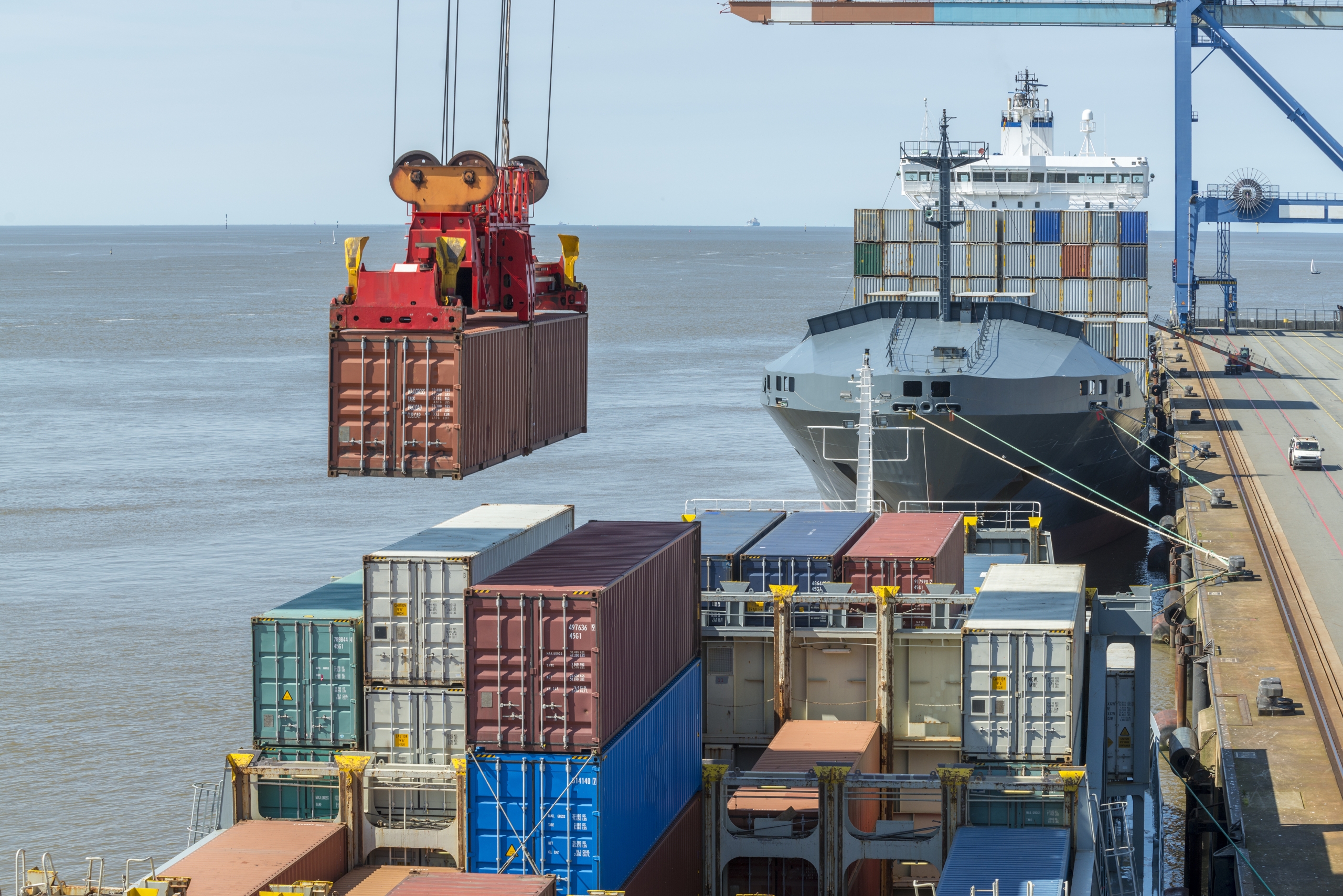 Beladung eines Containerschiffes