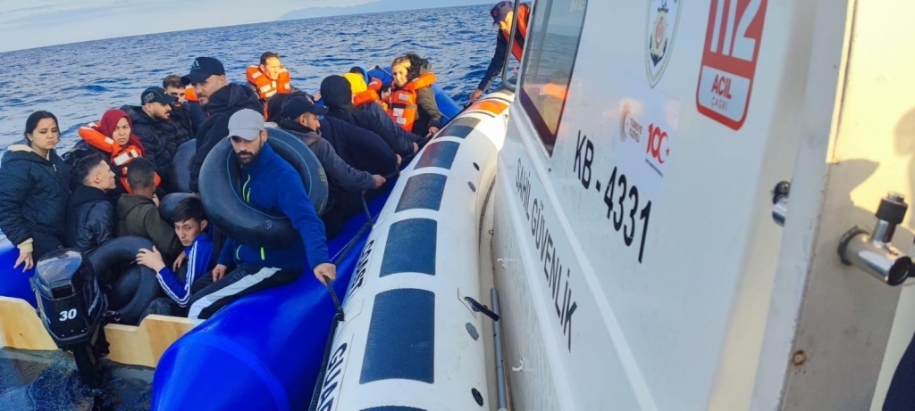 İzmir açıklarında 50'si çocuk 186 göçmen kurtarıldı