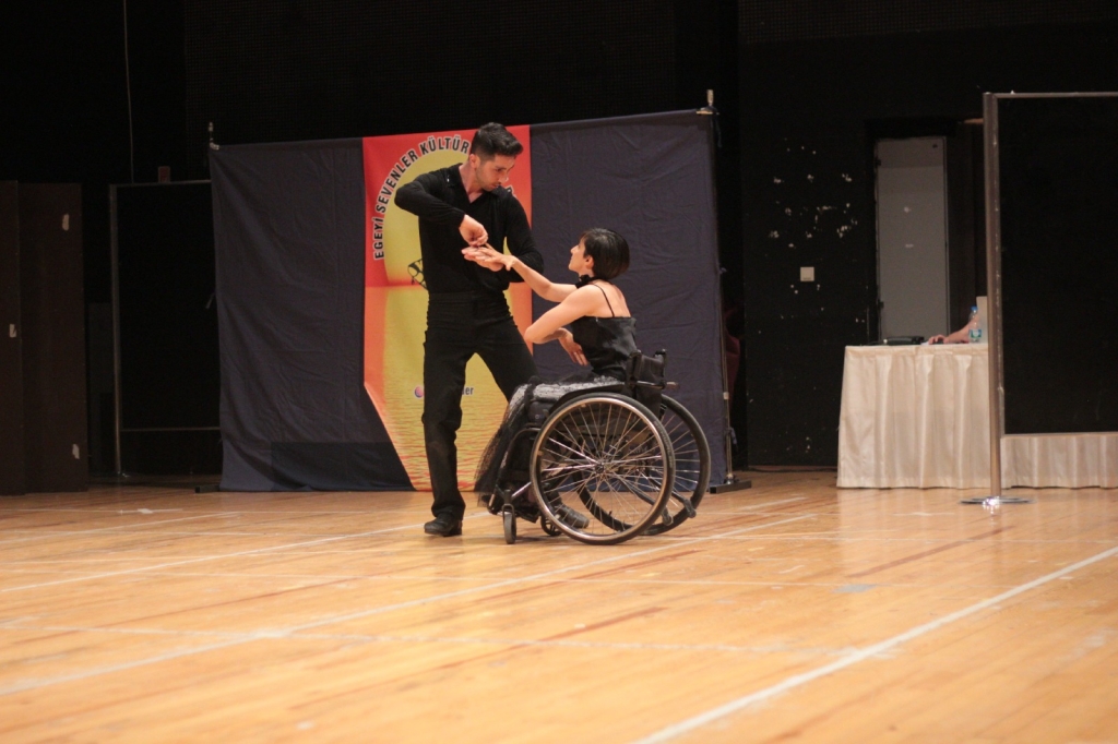 Tekerlekli sandalye kullanıcılarının dansları izleyenleri büyüledi