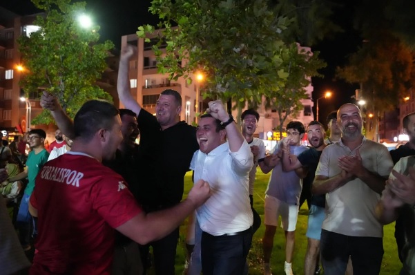 Başkan Demir, vatandaşlarla maç keyfi yaptı