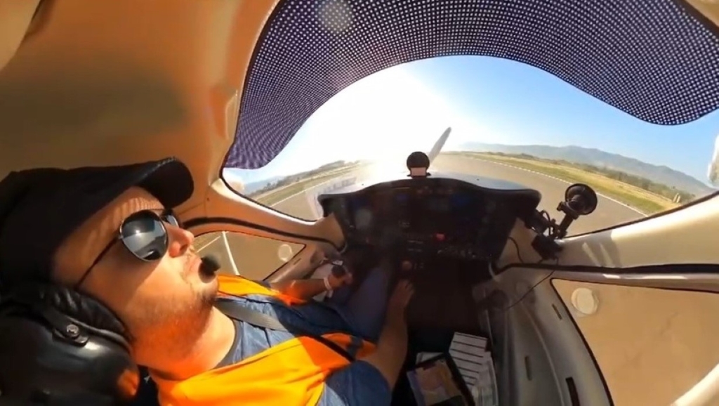 Gerçek hayattan bir sahne: Havada motoru duran uçağı başarıyla piste indirdi