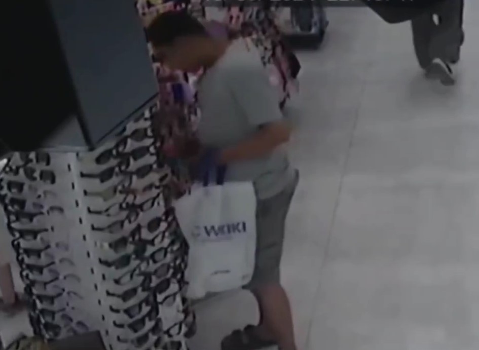 Müşteri kılığındaki hırsız çok sayıda gözlük ve çanta çaldı