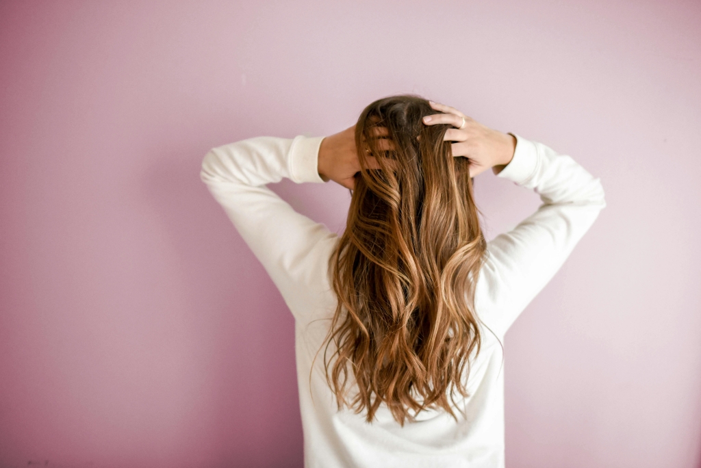 Kadınlar güneşte saç rengini nasıl açar? Uzmanlar ipuçları veriyor