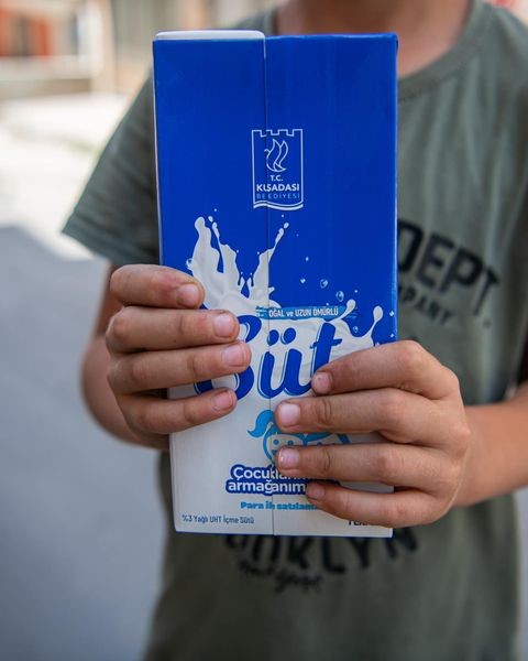 Kuşadası Belediyesi, çocuklara 143 bin 100 litre süt yardımında bulundu