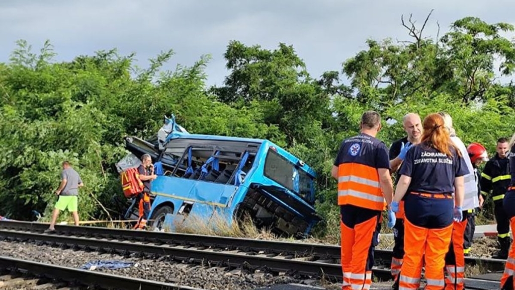 Slovakya’da tren ve otobüs çarpıştı